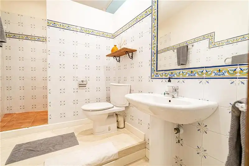 Badezimmer von Erdgeschoss zum Verkauf in  Palma de Mallorca mit Klimaanlage und Terrasse