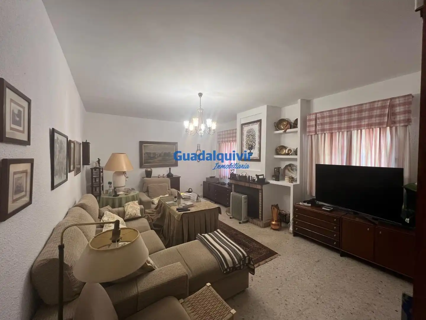 Sala d'estar de Casa o xalet en venda en Dos Hermanas amb Aire condicionat, Jardí privat i Terrassa