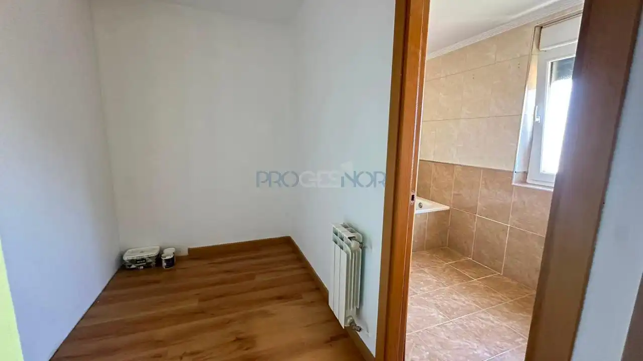Dormitori de Casa adosada en venda en Onzonilla amb Calefacció, Jardí privat i Terrassa