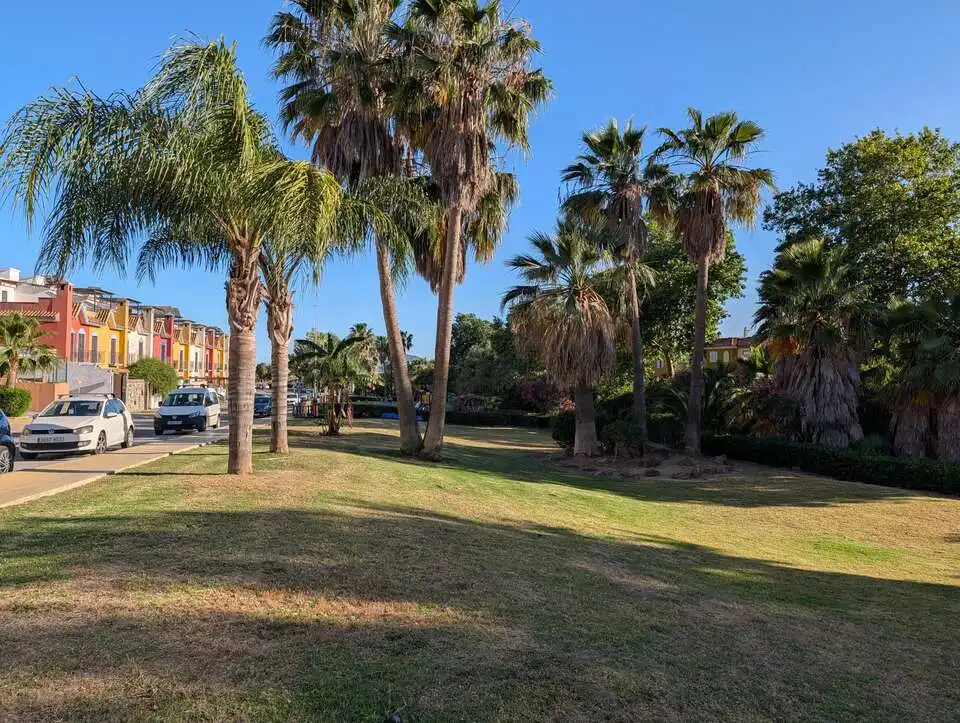 Vista exterior de Casa adosada de alquiler en La Línea de la Concepción con Aire acondicionado, Calefacción y Jardín privado