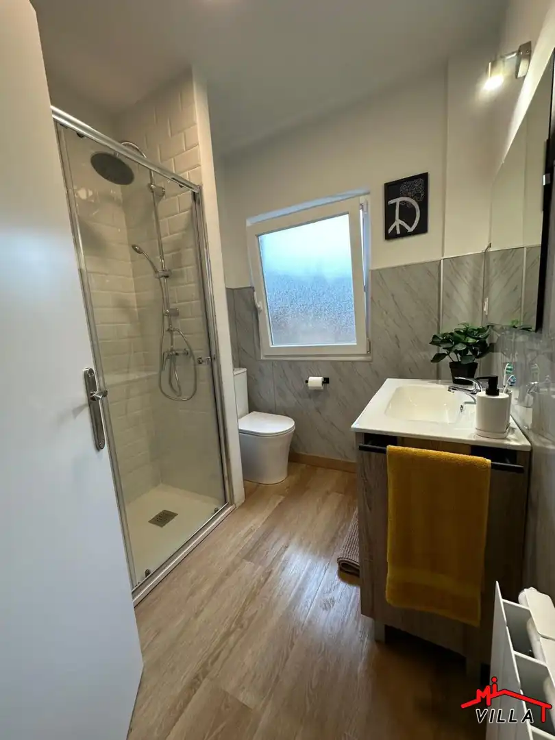Badezimmer von Wohnung zum Verkauf in Laredo mit Heizung und Parkett