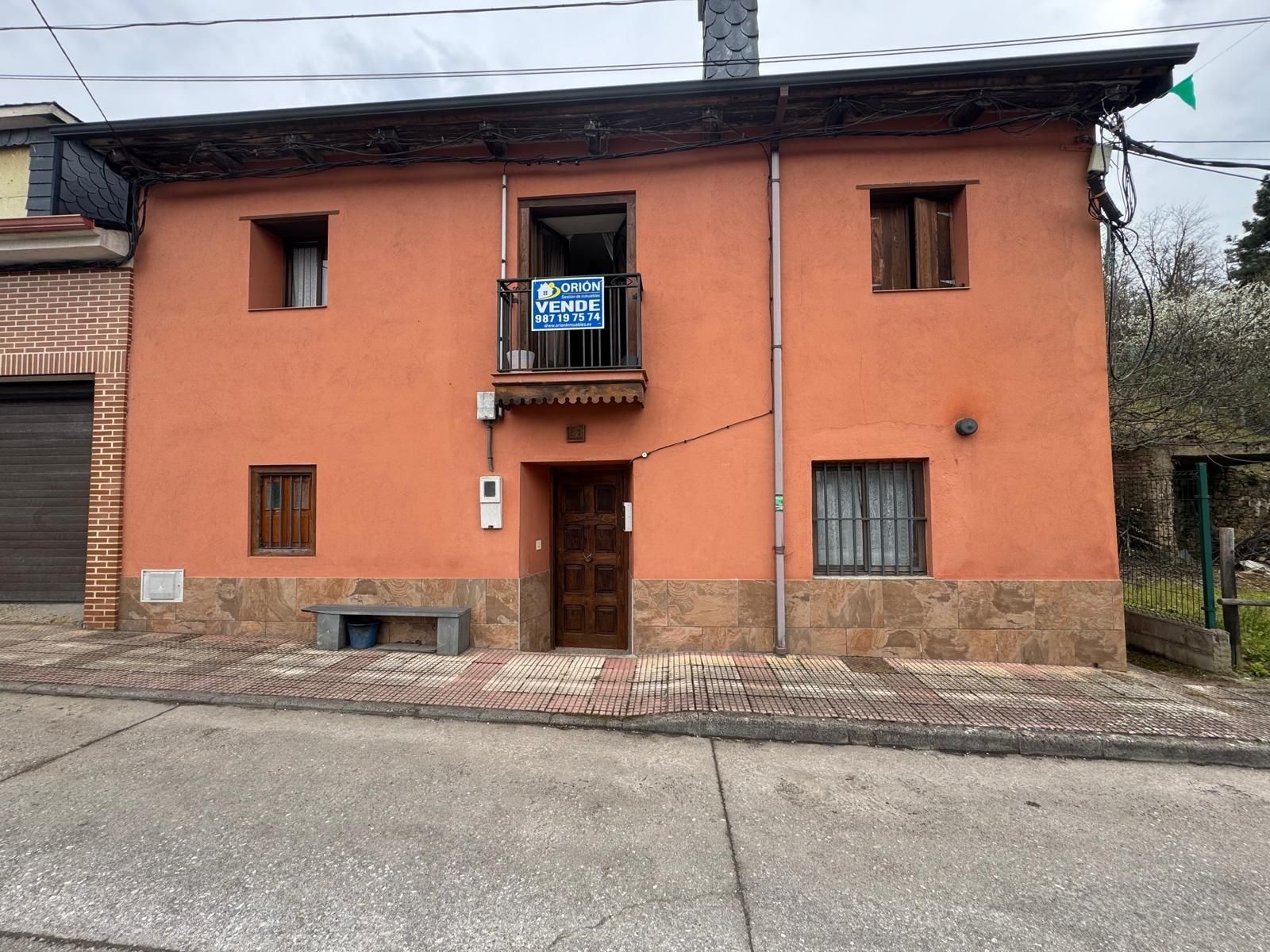 Vista exterior de Finca rústica en venda en Priaranza del Bierzo amb Calefacció i Jardí privat