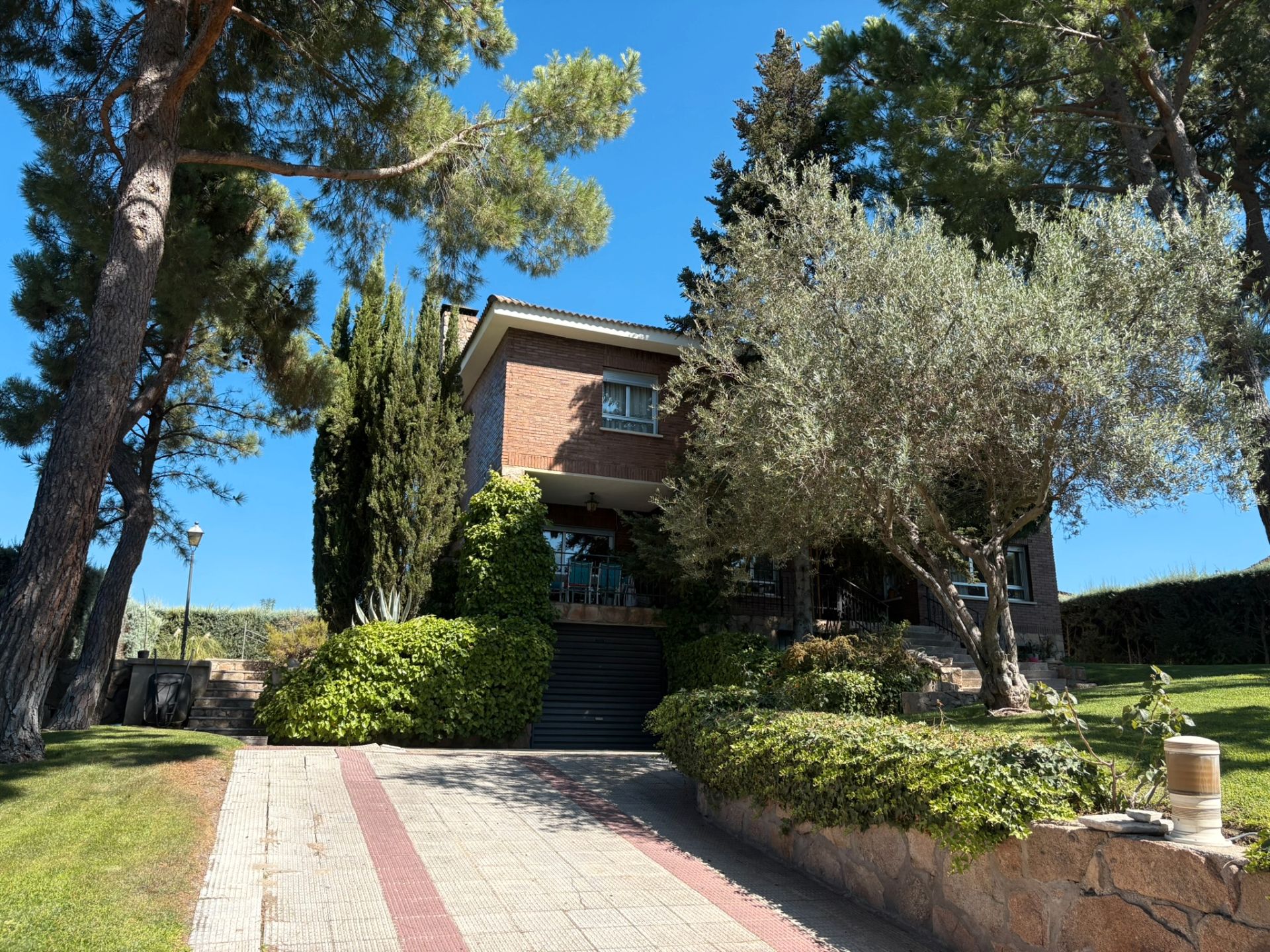 Vista exterior de Casa o chalet en venta en Boadilla del Monte con Calefacción, Jardín privado y Parquet