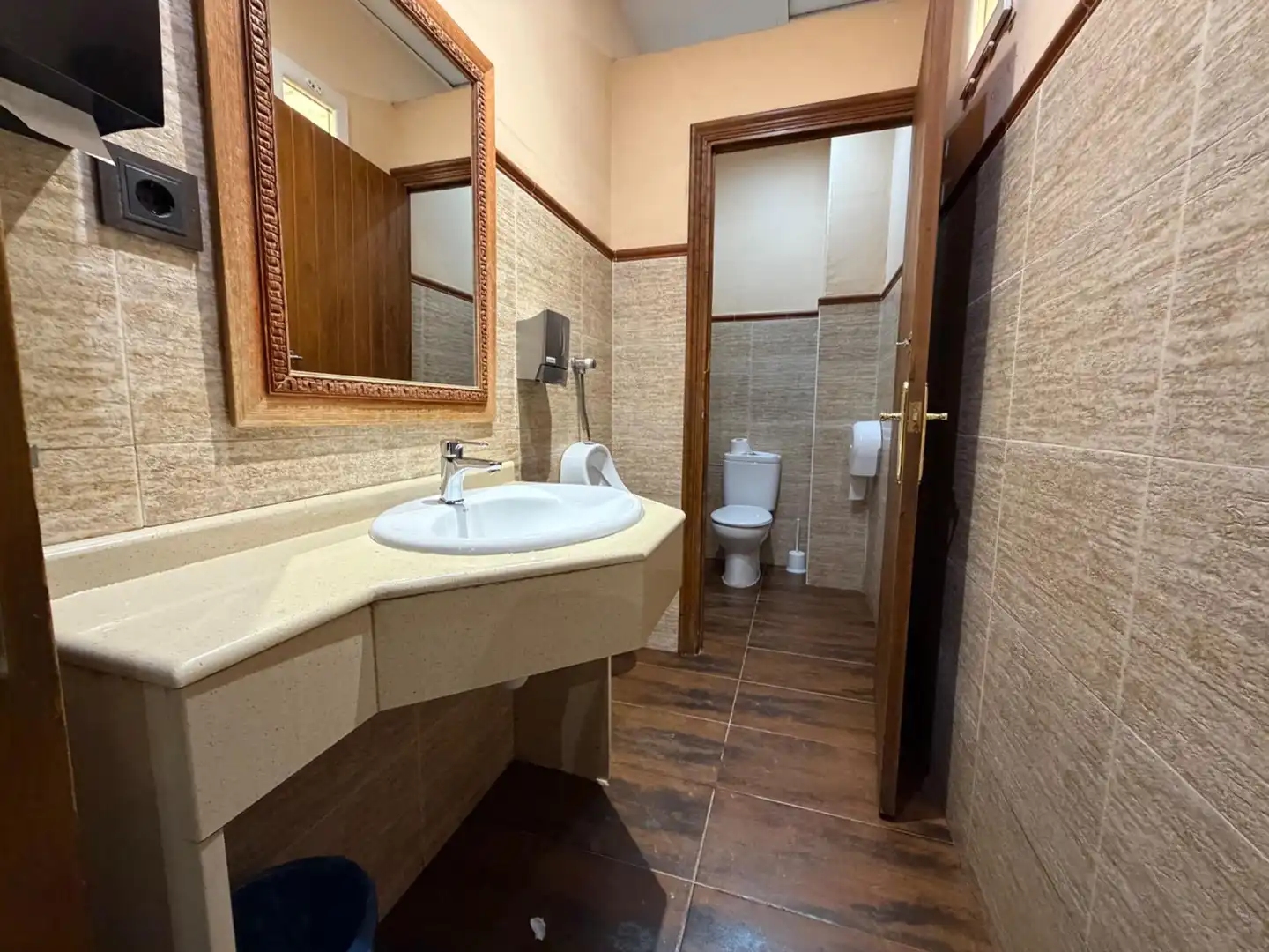 Bathroom of Houses for sale in Chulilla  with Air Conditioner, Heating and Terrace