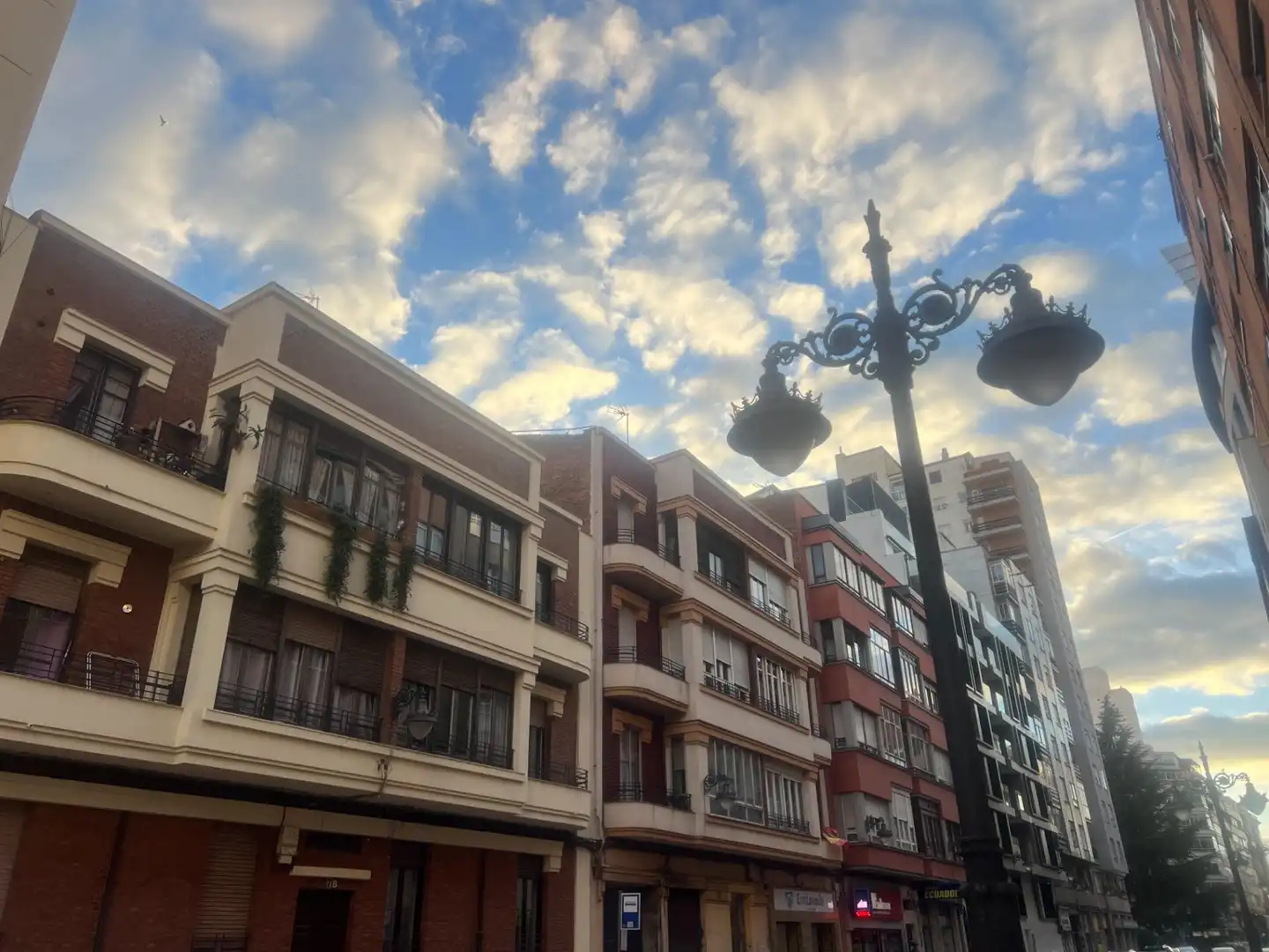 Vista exterior de Piso en venta en León Capital 