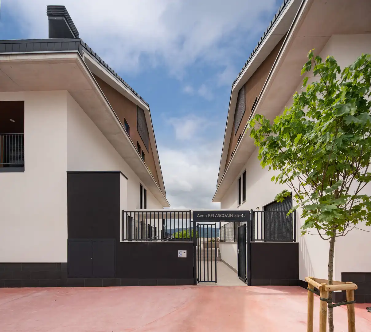 Vista exterior de Planta baja en venta en Zizur Mayor / Zizur Nagusia con Calefacción, Terraza y Horno