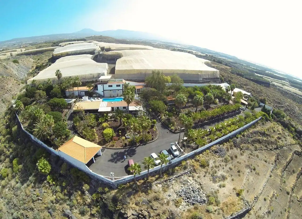 Vista exterior de Casa o xalet en venda en Guía de Isora amb Aire condicionat, Jardí privat i Terrassa