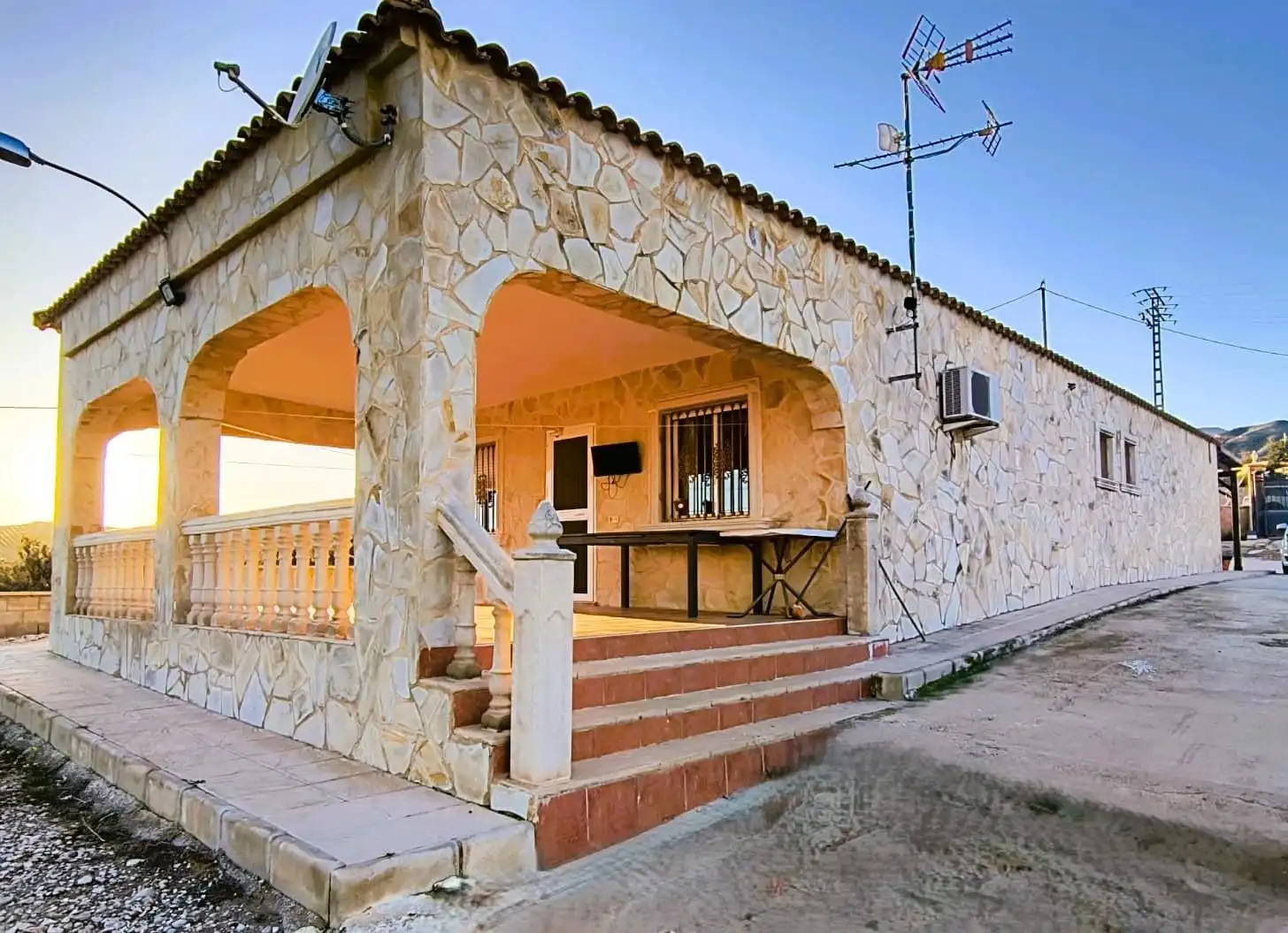 Vista exterior de Casa o xalet en venda en Crevillent amb Aire condicionat, Jardí privat i Traster