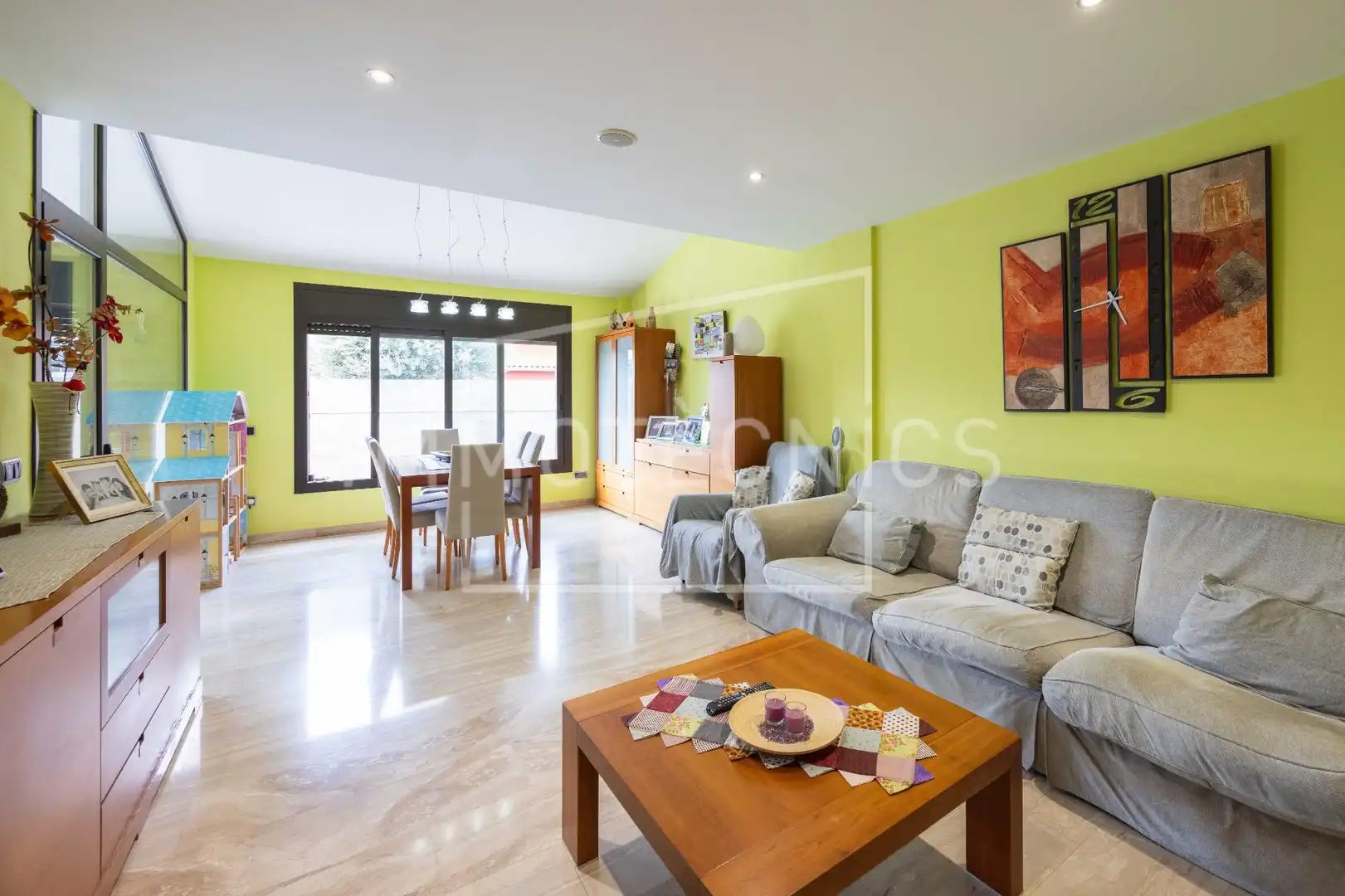 Sala d'estar de Casa o xalet en venda en Pineda de Mar amb Aire condicionat, Calefacció i Jardí privat