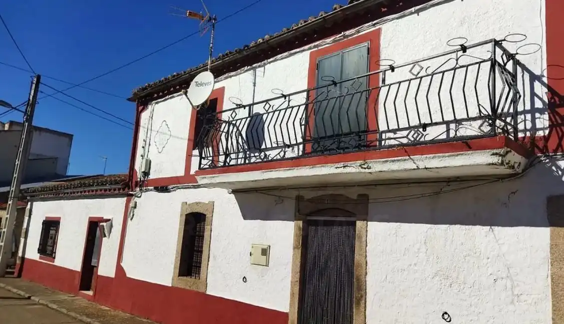 Vista exterior de Finca rústica en venda en Buenamadre amb Calefacció i Terrassa