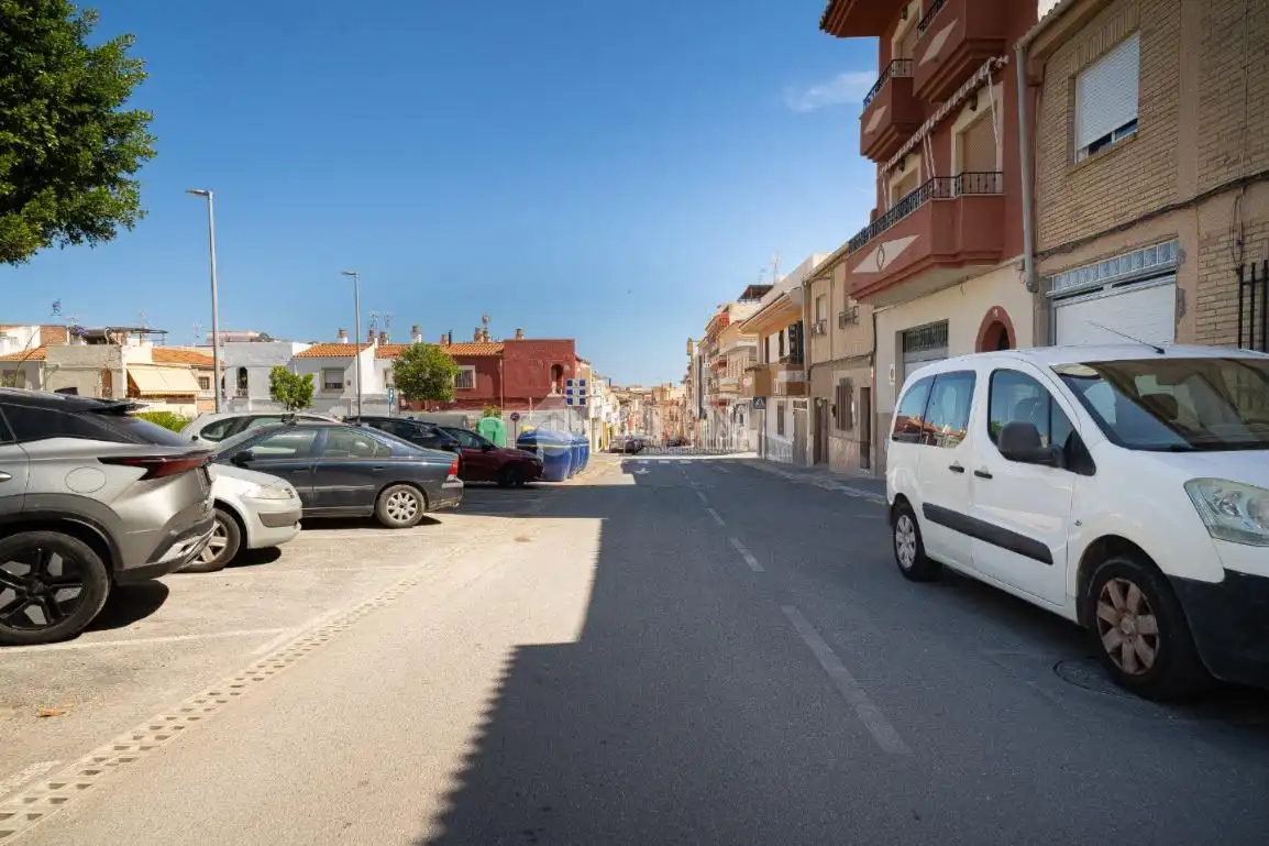 Vista exterior de Casa adosada en venda en Motril amb Terrassa
