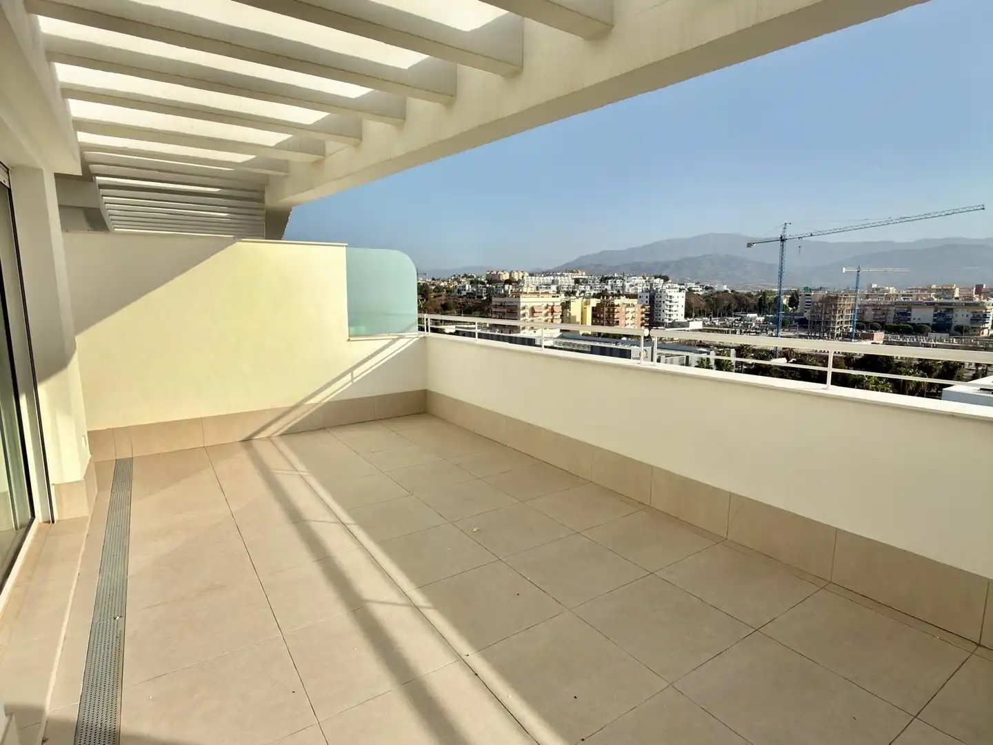 Dachboden zur Miete in Calle Calle Mar Cantábrico, Poniente - Faro