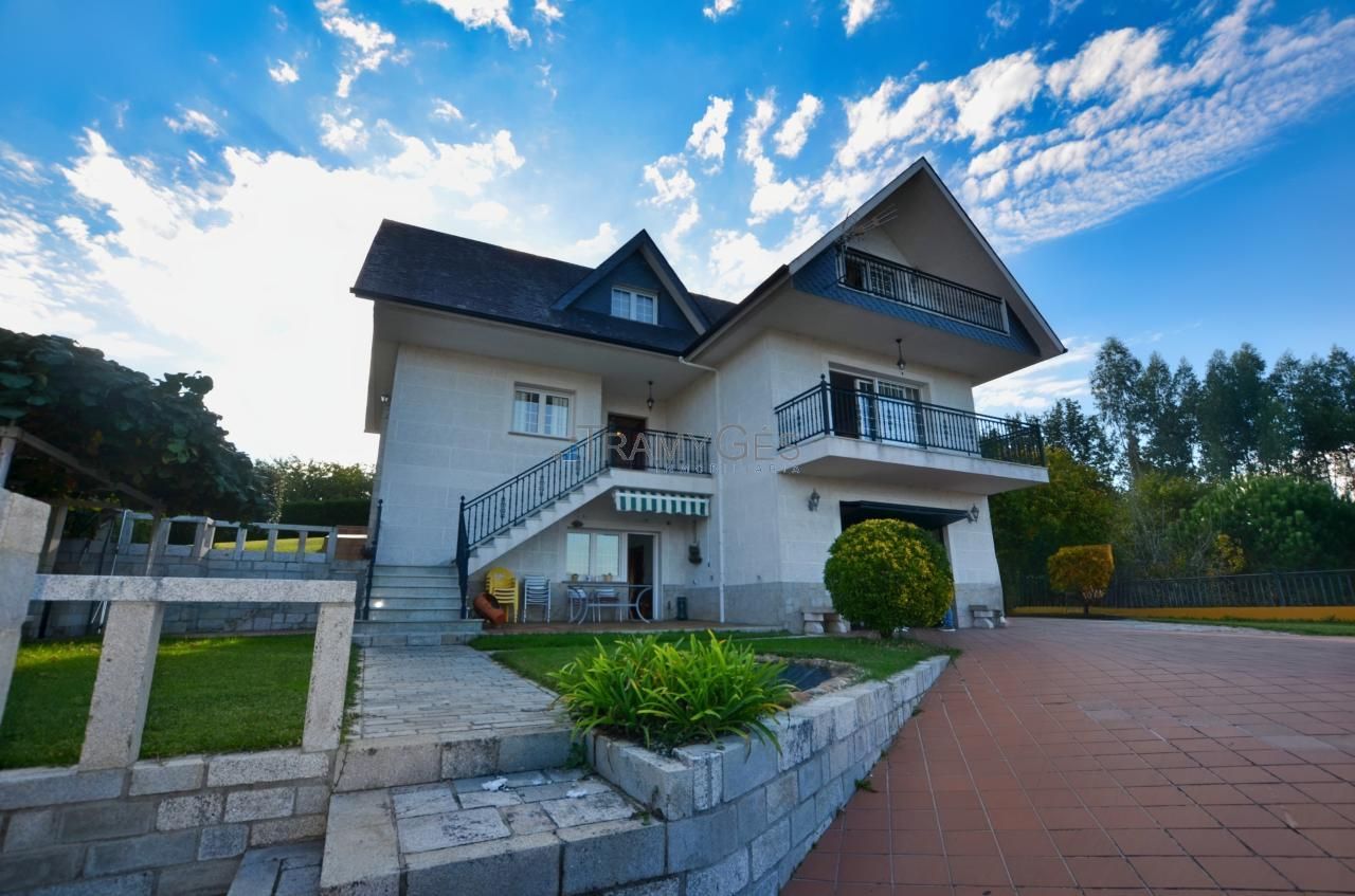 Vista exterior de Casa o xalet en venda en Redondela amb Calefacció, Jardí privat i Terrassa