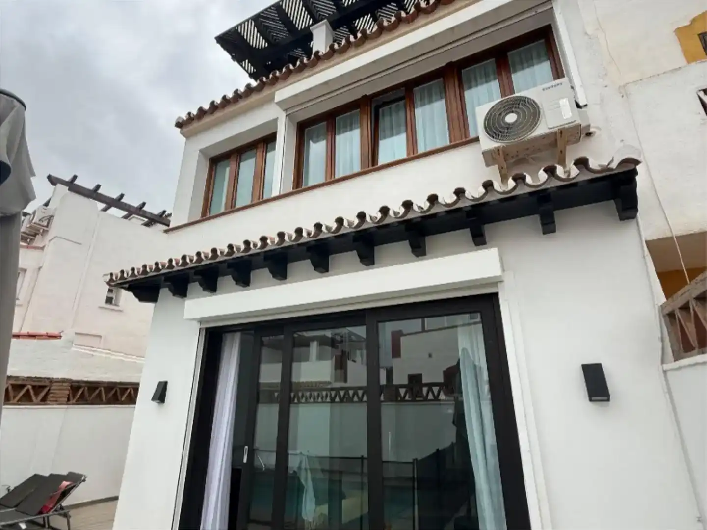 Vista exterior de Pis en venda en Marbella amb Aire condicionat, Piscina i Balcó