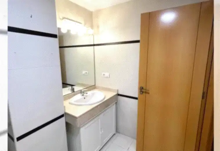 Bathroom of Flat for sale in La Pobla de Vallbona  with Air Conditioner, Heating and Private garden