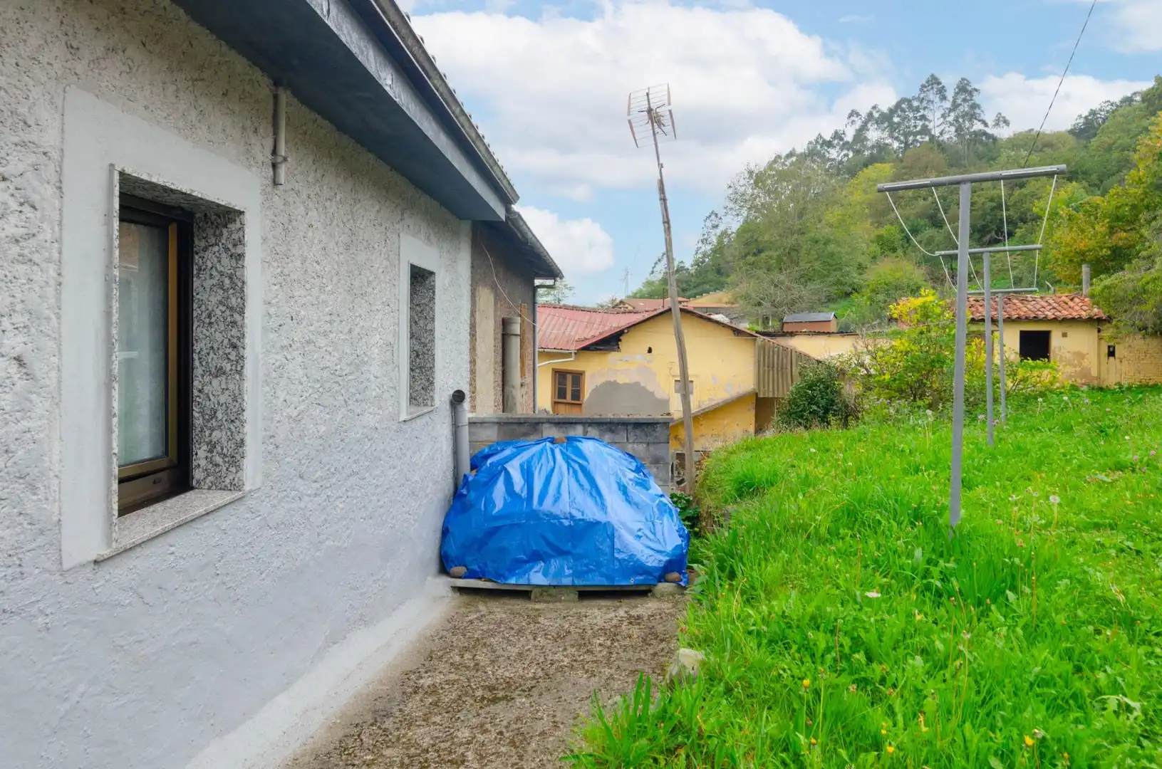 Vista exterior de Finca rústica en venda en Mieres (Asturias) amb Jardí privat i Moblat