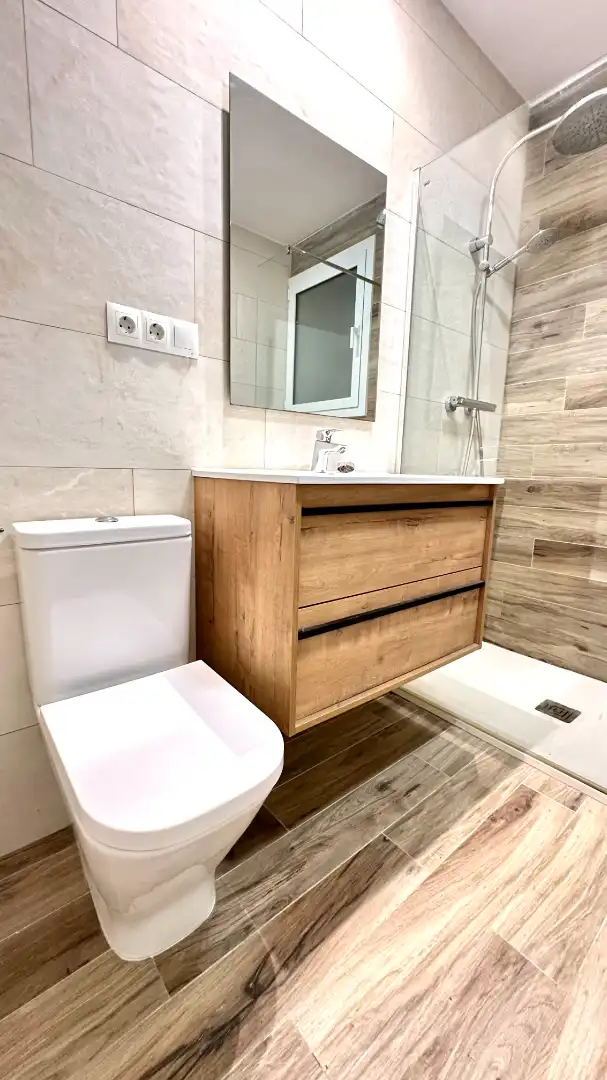 Baño de Planta baja en venta en Barcelona con Aire acondicionado, Calefacción y Parquet