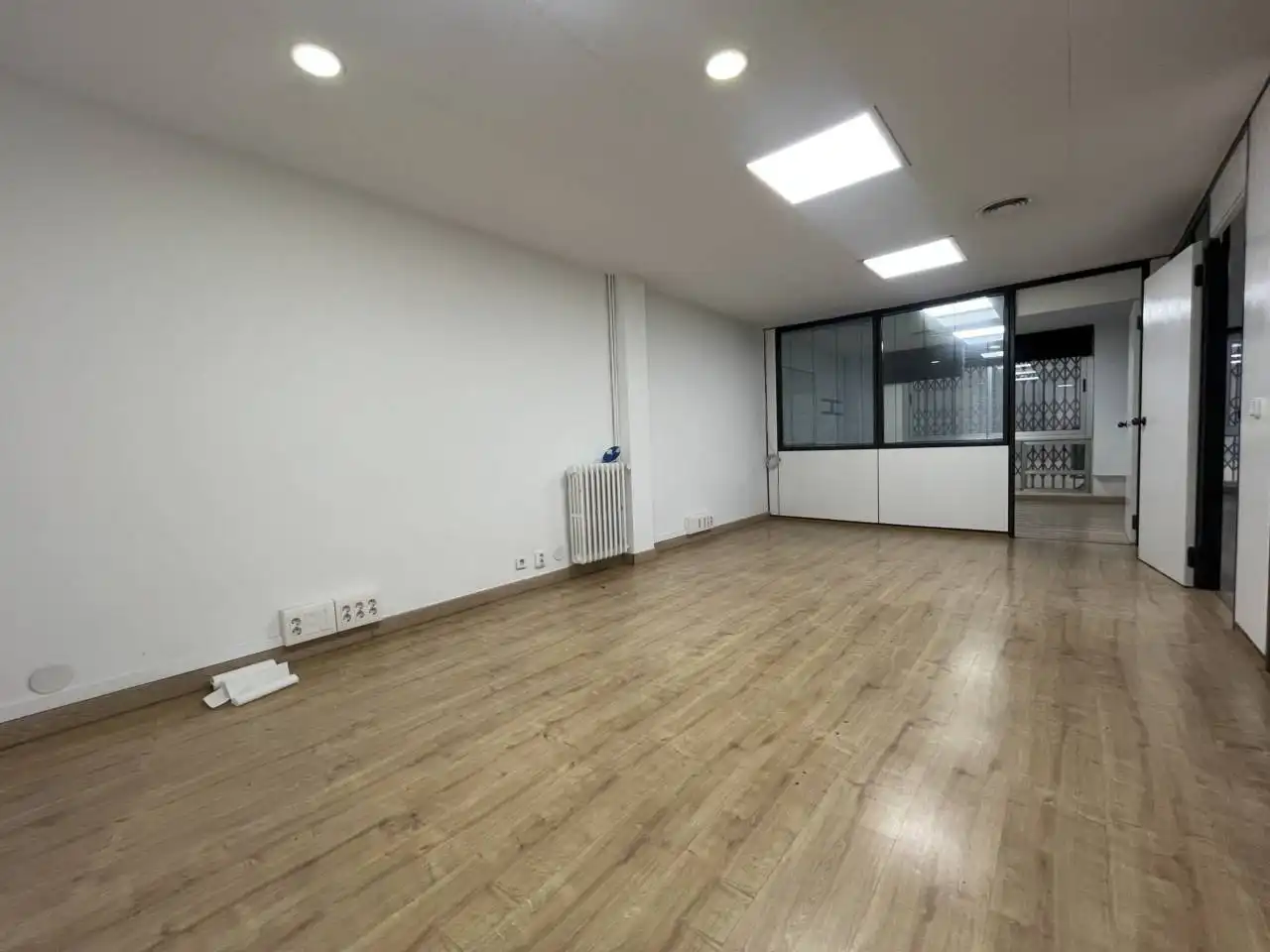 Büro zur Miete in Barcelona mit Klimaanlage, Heizung und Alarm