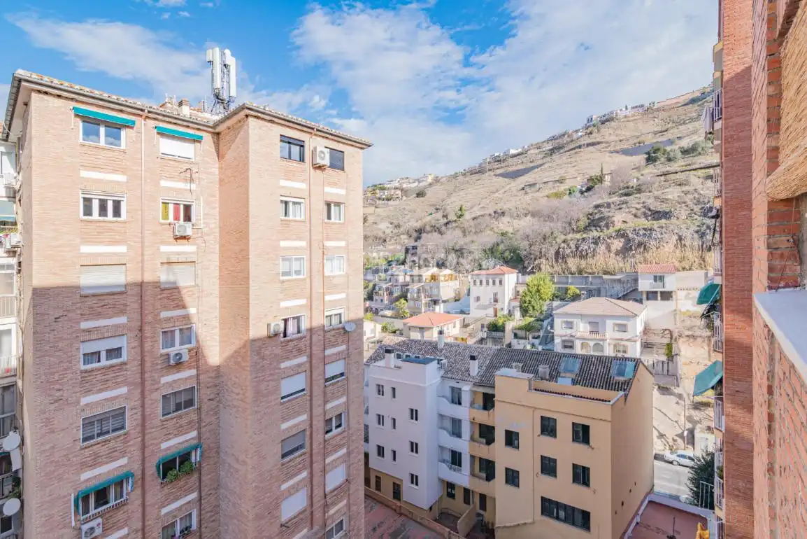 Vista exterior de Pis en venda en Granada amb Balcó