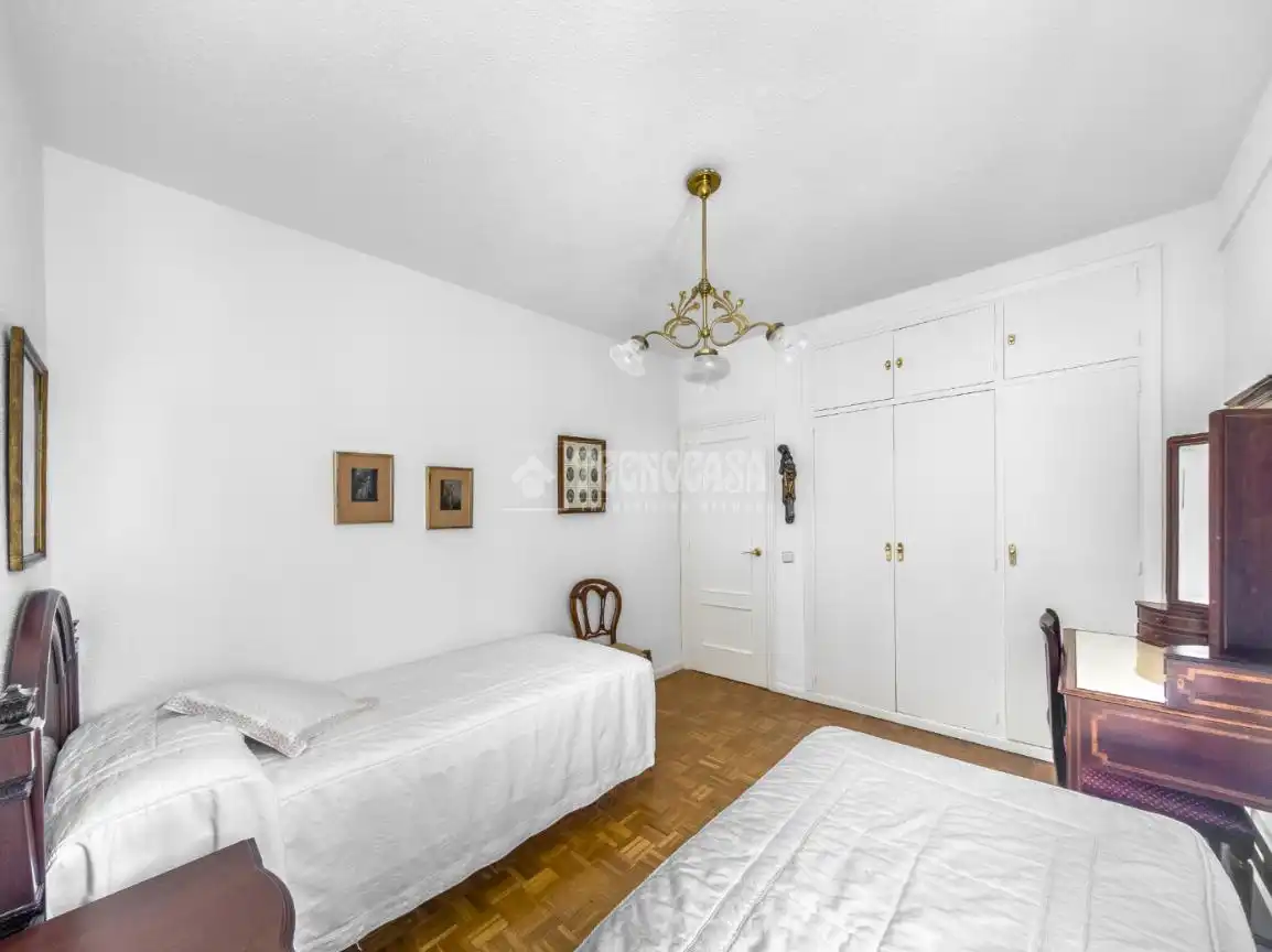 Bedroom of Flat for sale in Madrid  with Air Conditioner, Heating and Parquet flooring