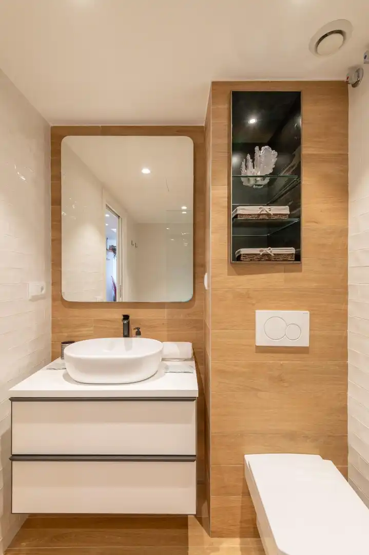 Bathroom of Flat for rent in Girona  with Air Conditioner, Heating and Furnished