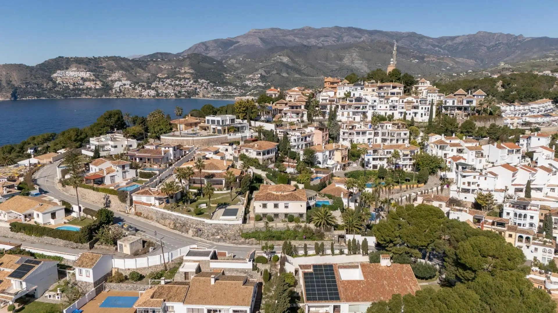 Vista exterior de Casa o xalet en venda en Almuñécar amb Aire condicionat, Jardí privat i Terrassa