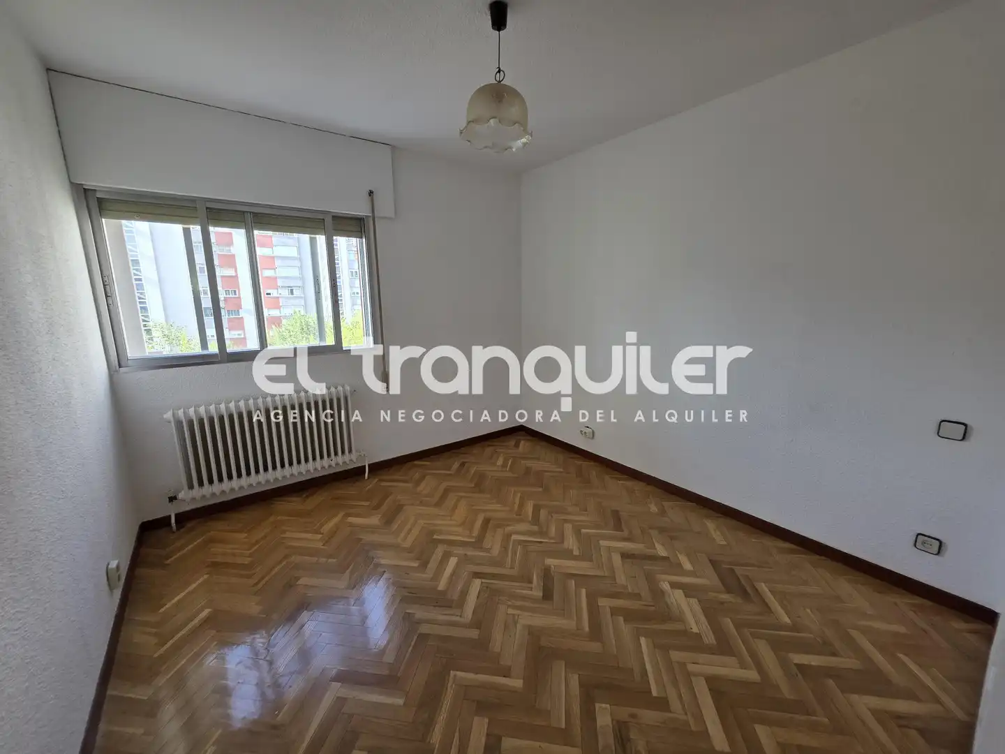 Bedroom of Flat for rent in Madrid  with Parquet flooring, Terrace and Furnished