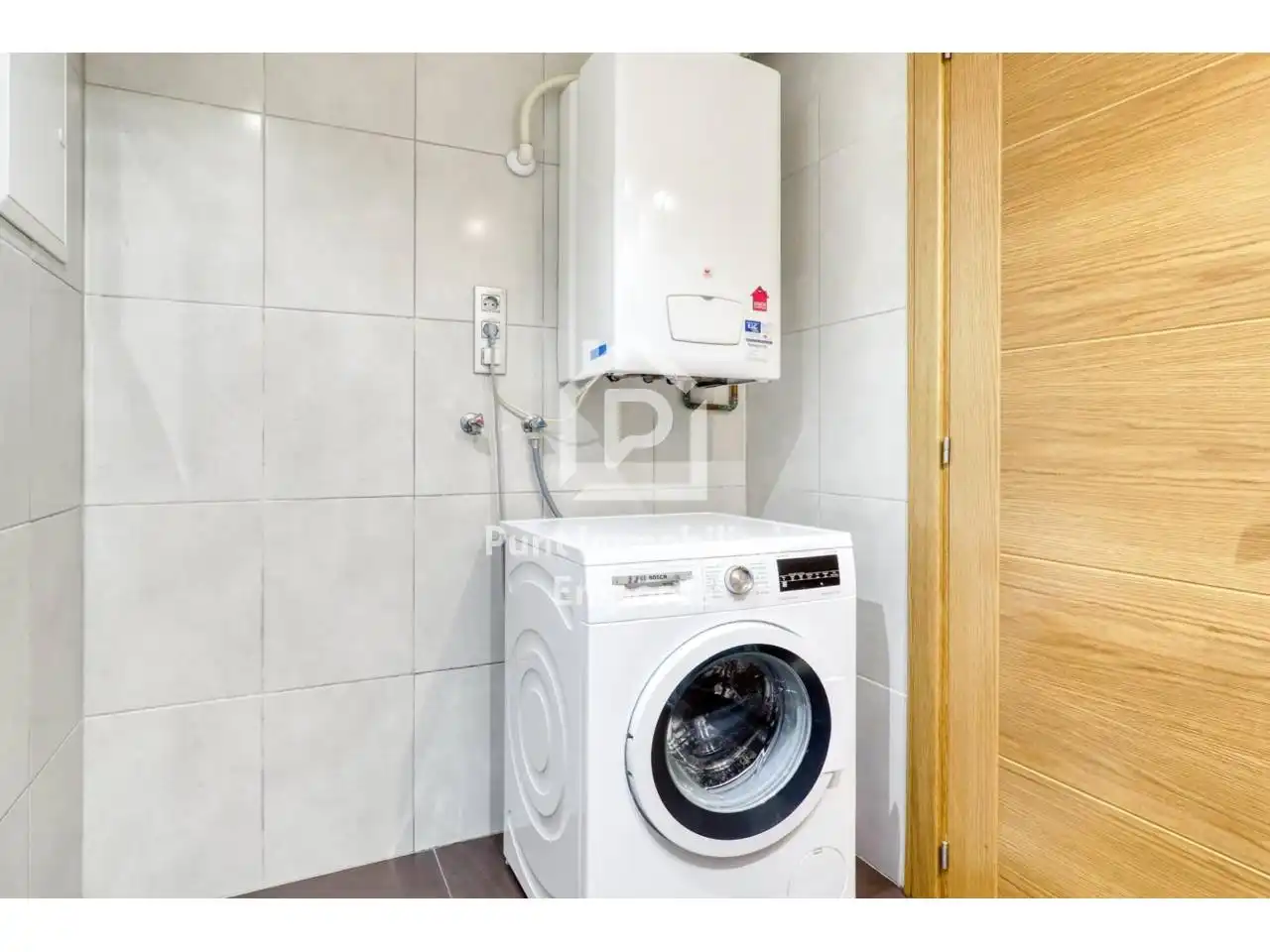 Bathroom of Flat for sale in Figueres  with Air Conditioner, Heating and Private garden