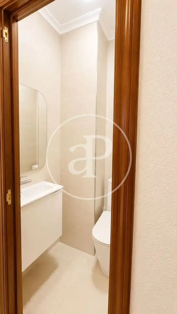 Bathroom of Flat for rent in Valencia  with Air Conditioner, Heating and Balcony