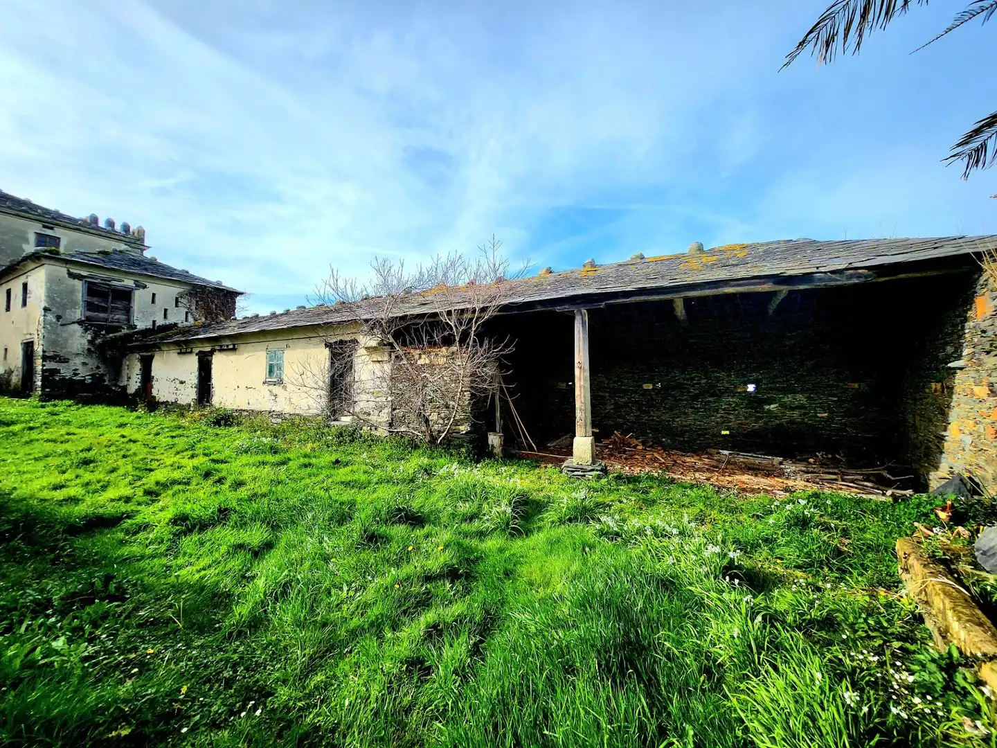 Außenansicht von Country house zum Verkauf in Coaña mit Privatgarten, Abstellraum und Balkon
