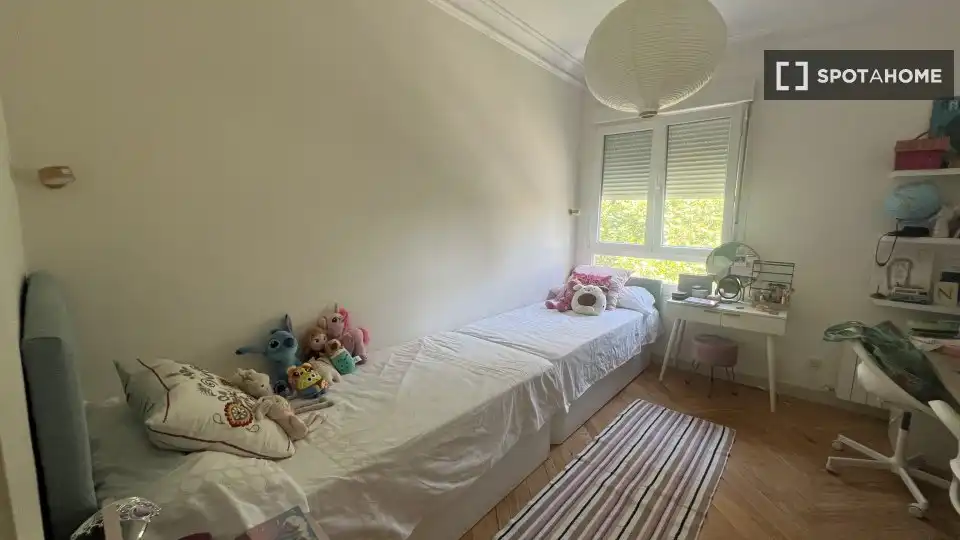 Bedroom of Flat for rent in Madrid  with Air Conditioner, Heating and Furnished