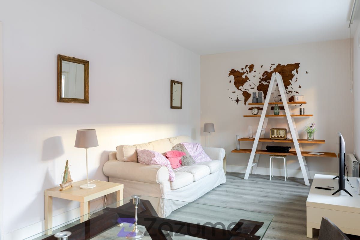 Living room of Flat to rent in  Madrid Capital  with Air Conditioner, Heating and Parquet flooring