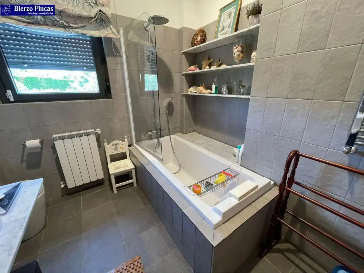 Bany de Pis en venda en Valverde de la Virgen amb Jardí privat, Parquet i Traster