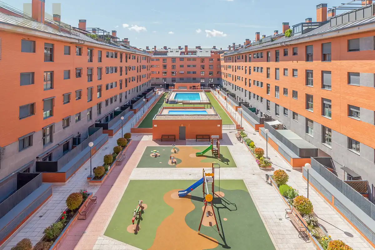 Außenansicht von Wohnung zum Verkauf in Pinto mit Klimaanlage, Heizung und Abstellraum