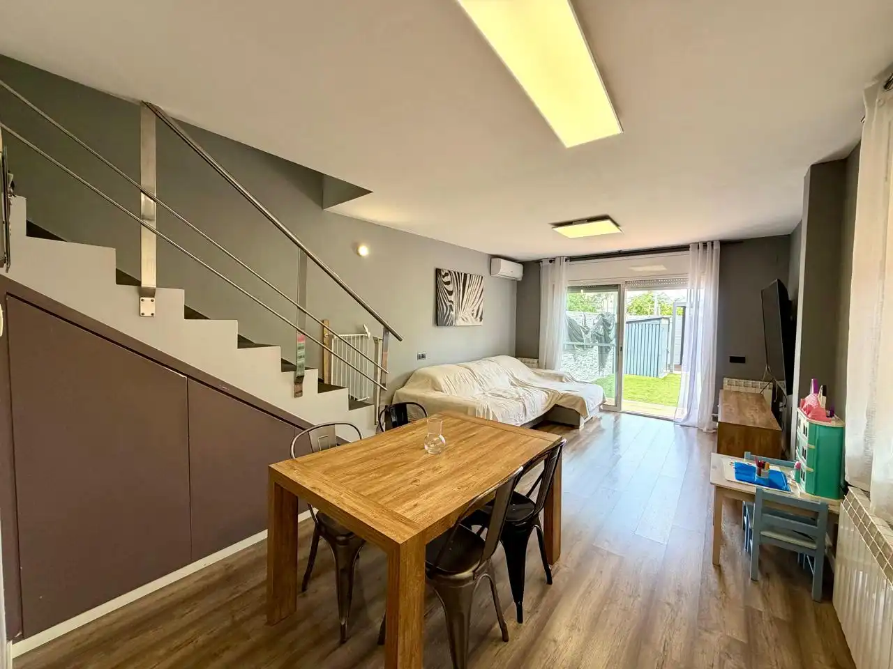 Sala de estar de Casa adosada en venta en Montcada i Reixac con Aire acondicionado, Calefacción y Jardín privado