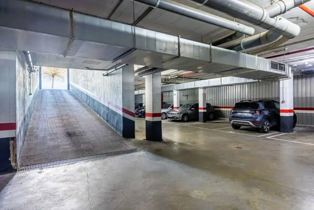 Parkplatz von Wohnung zum Verkauf in Sevilla mit Klimaanlage