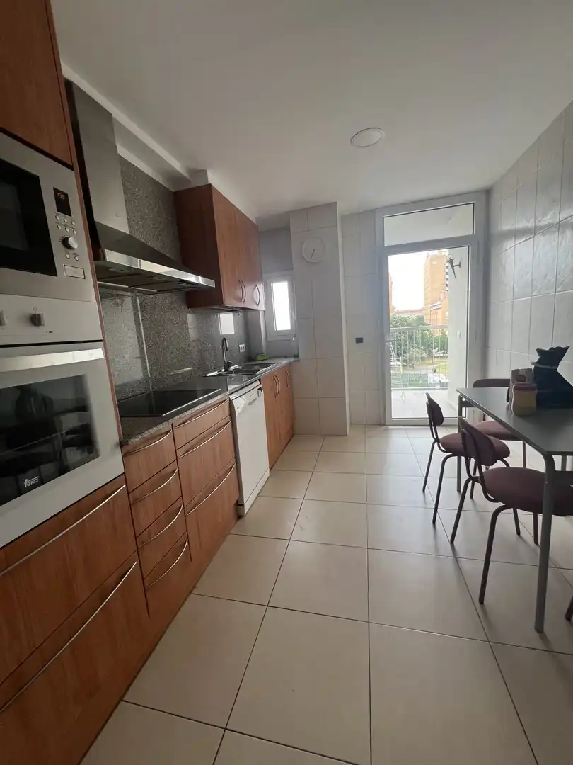 Cocina de Piso de alquiler en Girona con Calefacción, Terraza y Trastero