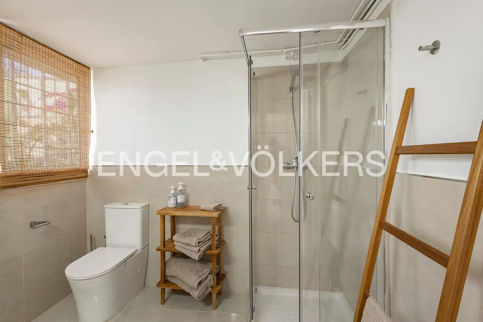 Baño de Casa adosada en venta en Gavà con Aire acondicionado, Calefacción y Jardín privado