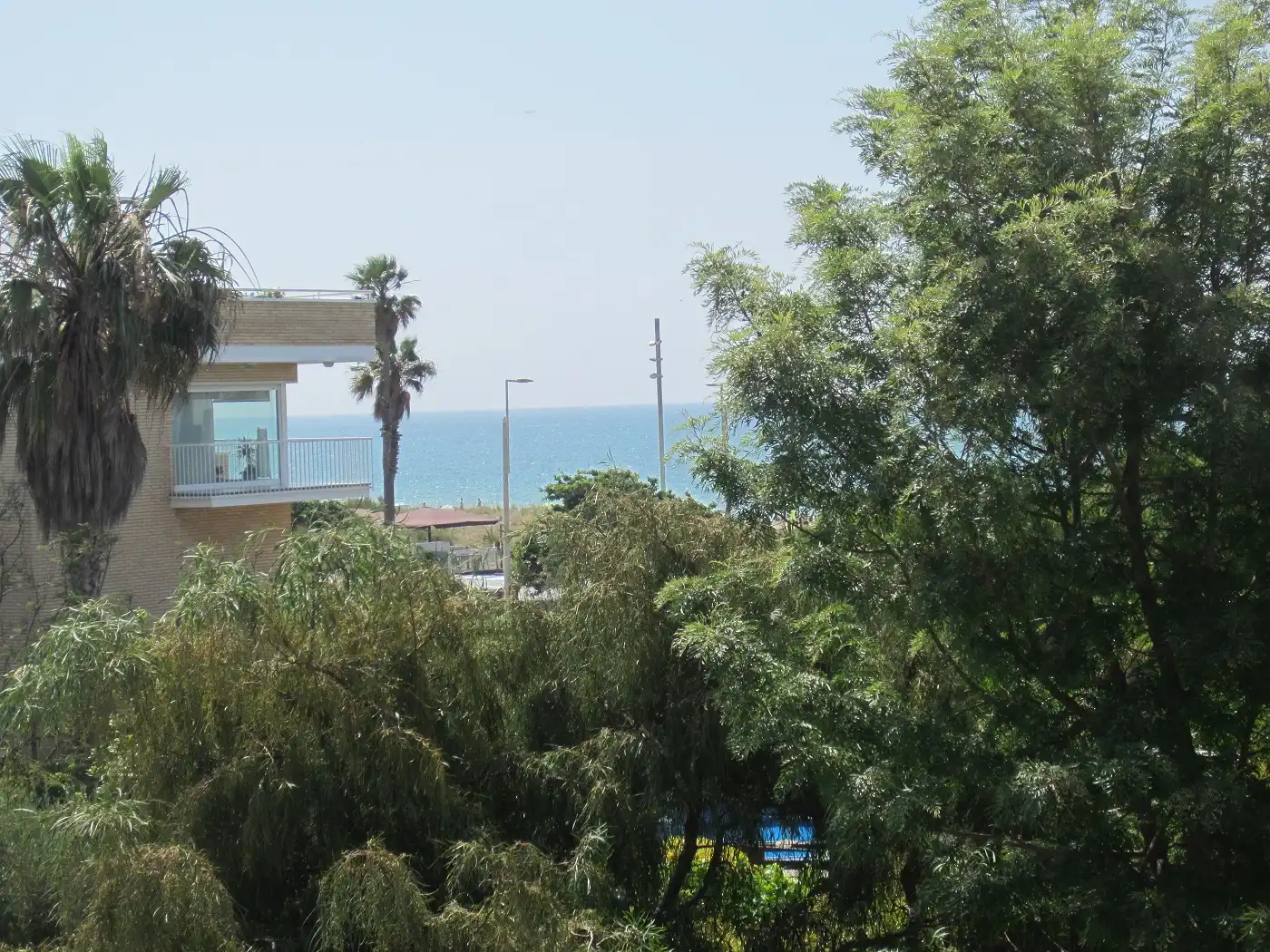 Vista exterior de Local en venda en Castelldefels amb Aire condicionat, Calefacció i Terrassa