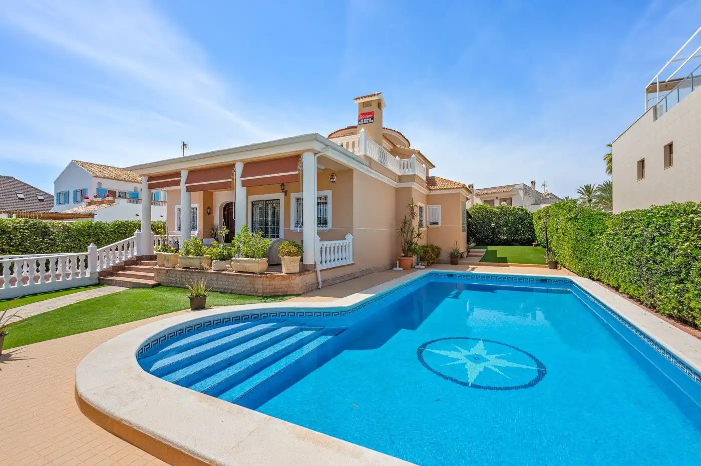 Chalet con piscina en venta en La Mata