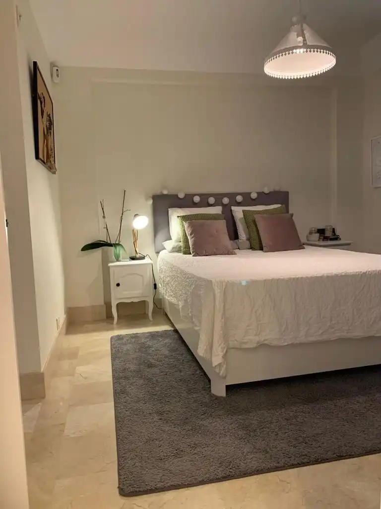 Habitación de Apartamento en venta en Sotogrande con Aire acondicionado, Calefacción y Jardín privado