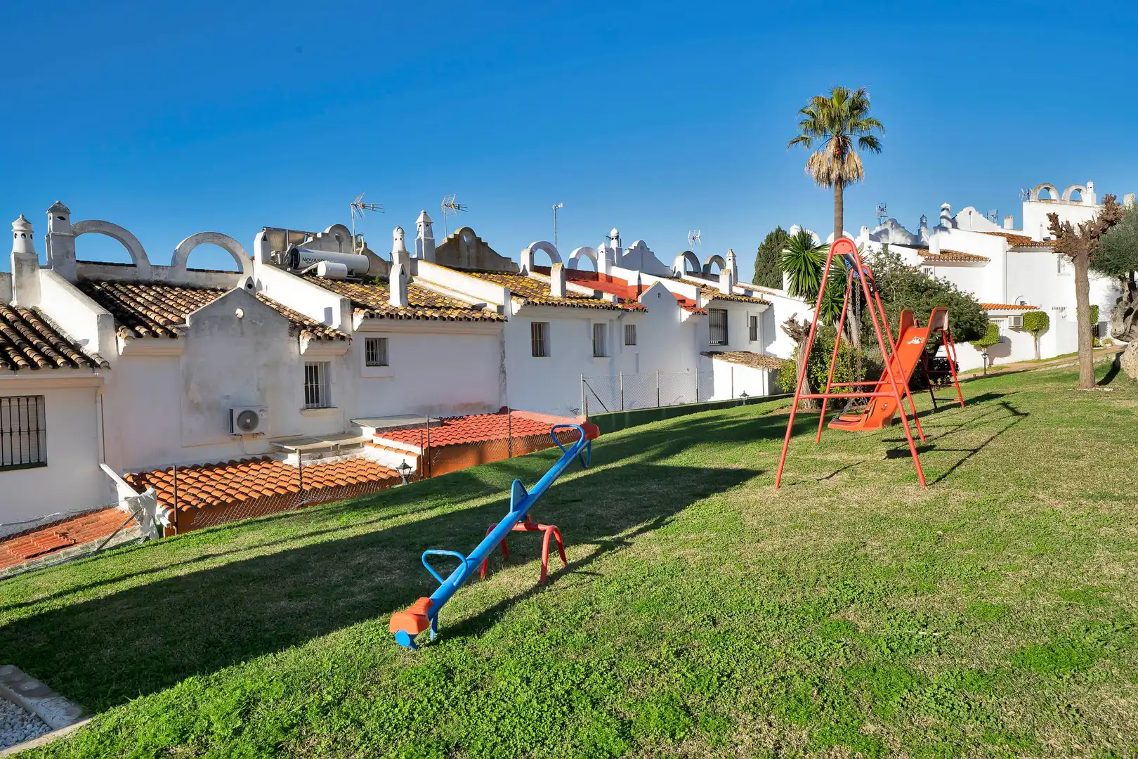 Vista exterior de Casa adosada en venda en Marbella amb Jardí privat i Piscina comunitària