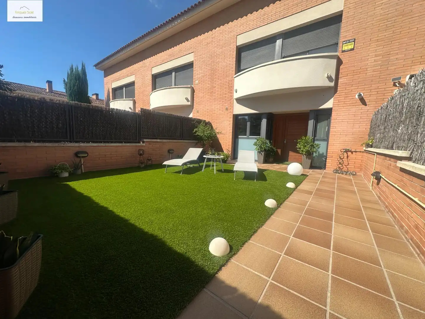 Terrasse von Einfamilien-Reihenhaus zum Verkauf in Cabrils mit Klimaanlage, Heizung und Privatgarten