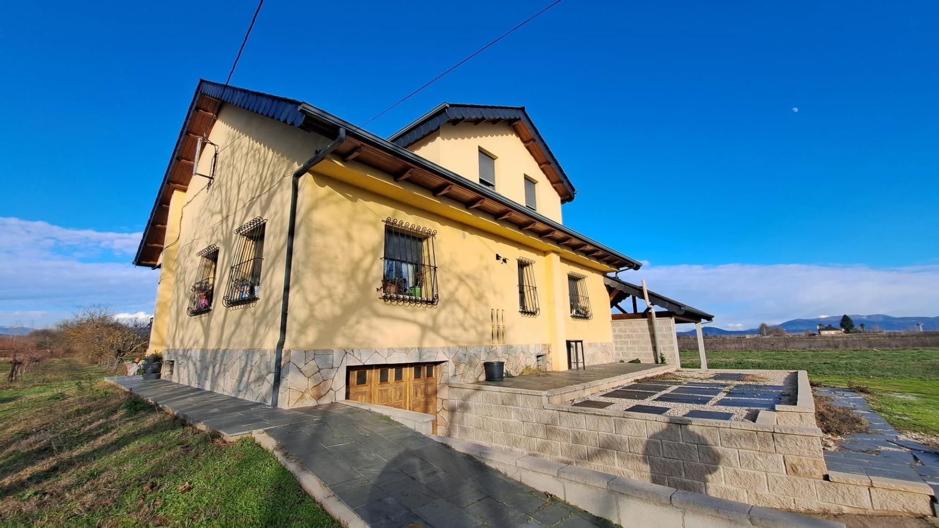 Vista exterior de Casa o xalet en venda en Carracedelo amb Calefacció