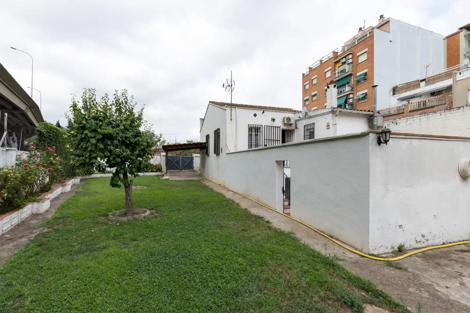 Vista exterior de Casa o xalet en venda en Montcada i Reixac amb Aire condicionat, Calefacció i Jardí privat