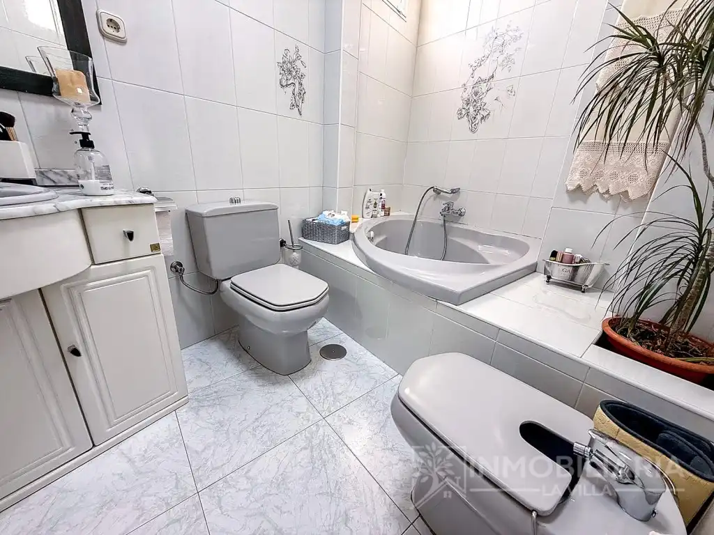 Bathroom of Flat for sale in Coín