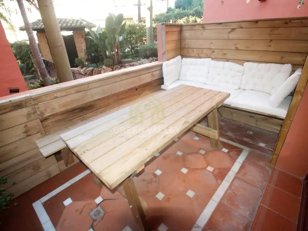 Terrasse von Wohnung zum Verkauf in Marbella mit Klimaanlage, Privatgarten und Terrasse