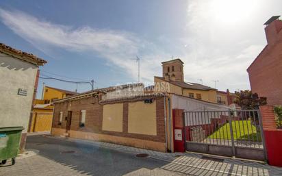 Exterior view of Single-family semi-detached for sale in Fuensaldaña
