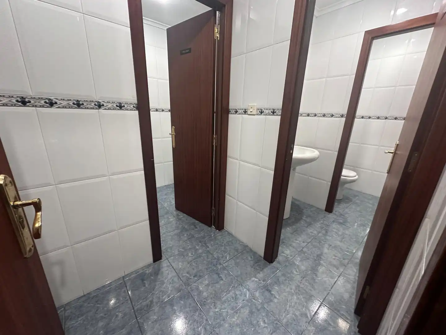 Badezimmer von Büro zur Miete in Santander