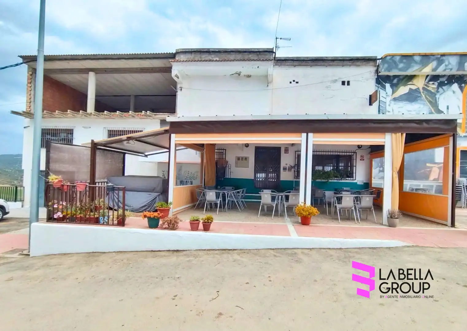 Buildings for sale in Villanueva de San Juan
